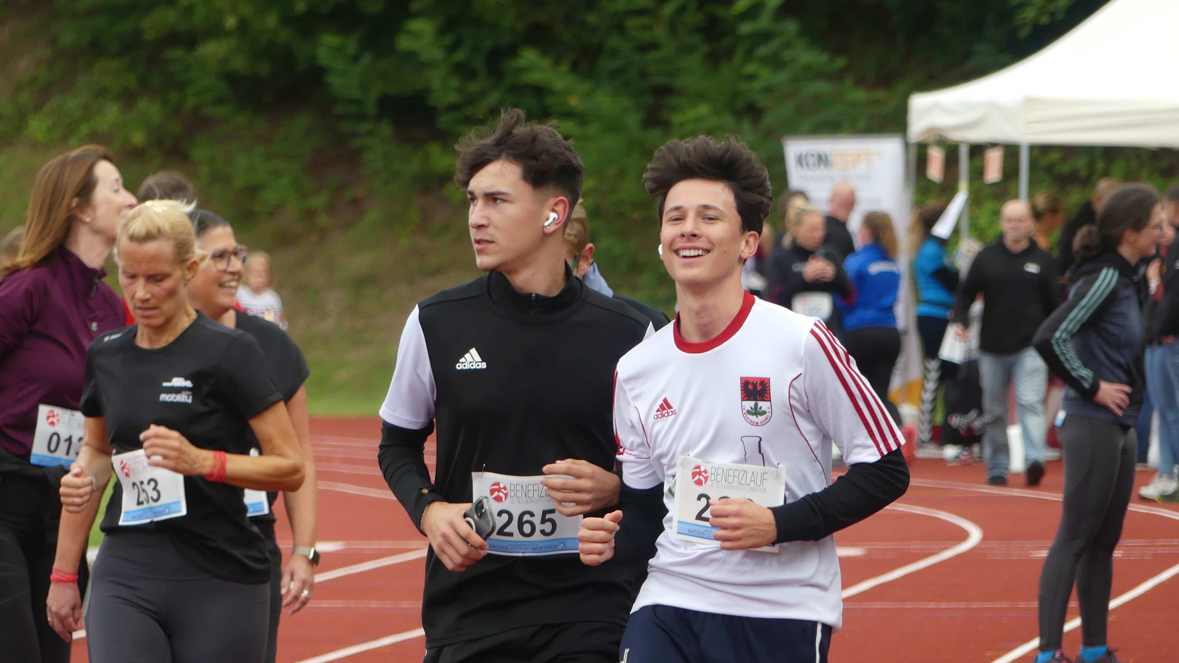 Bild vom 14. Benefizlauf im Jahr 2024. Dies ist das 176. Bild.